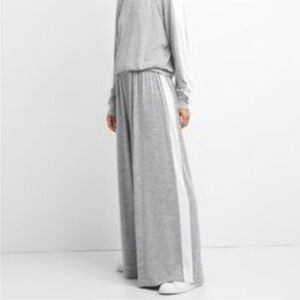 Gap Extra Wide Leg 90s Oversized Softspun Pants with side stripe size small